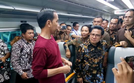 Gaya santai Jokowi berkaus oblong saat resmikan kereta Bandara Soekarno-Hatta