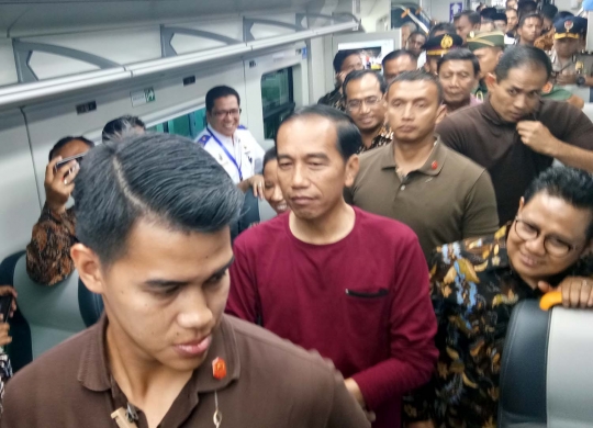 Gaya santai Jokowi berkaus oblong saat resmikan kereta Bandara Soekarno-Hatta