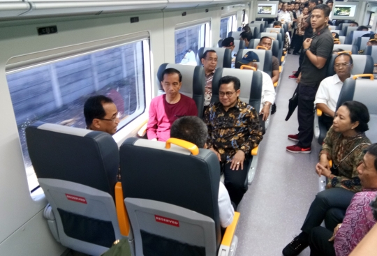 Gaya santai Jokowi berkaus oblong saat resmikan kereta Bandara Soekarno-Hatta