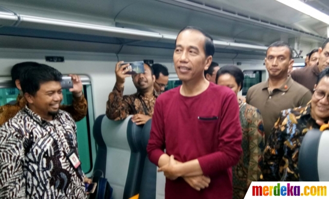 Foto : Gaya santai Jokowi berkaus oblong saat resmikan 