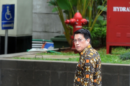 Ekspresi kakak Andi Narogong hindari kejaran wartawan usai diperiksa KPK