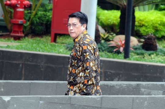 Ekspresi kakak Andi Narogong hindari kejaran wartawan usai diperiksa KPK