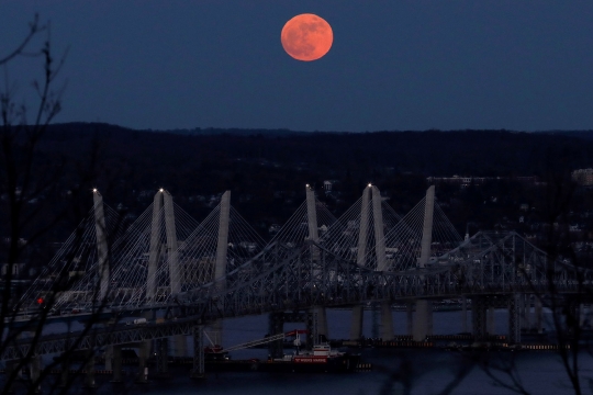 Indahnya Supermoon hiasi malam pertama 2018