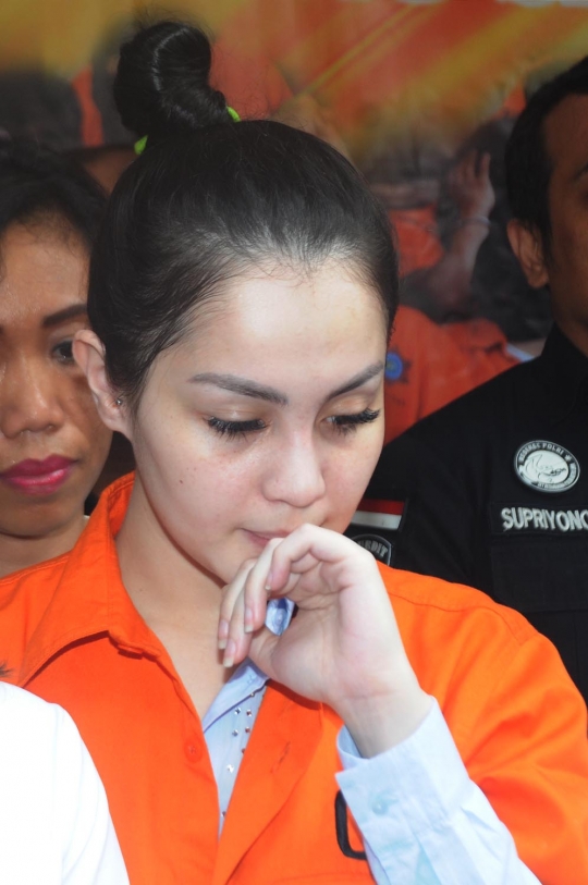 Ekspresi Jennifer Dunn saat ditangkap polisi terkait narkoba