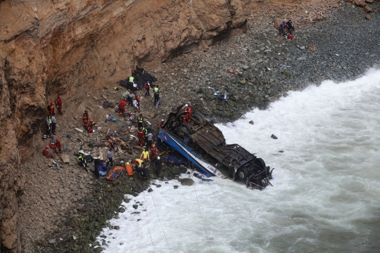 Nahas, 48 orang tewas dalam kecelakaan bus di 'tikungan setan' Peru