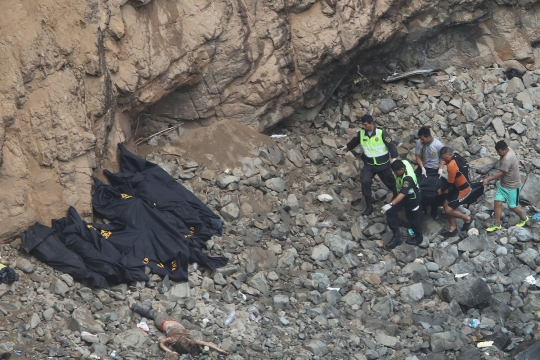 Nahas, 48 orang tewas dalam kecelakaan bus di 'tikungan setan' Peru