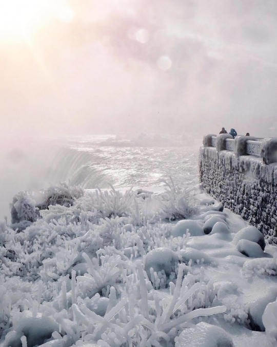 Bak negeri salju dalam dongeng, keindahan Niagara yang membeku