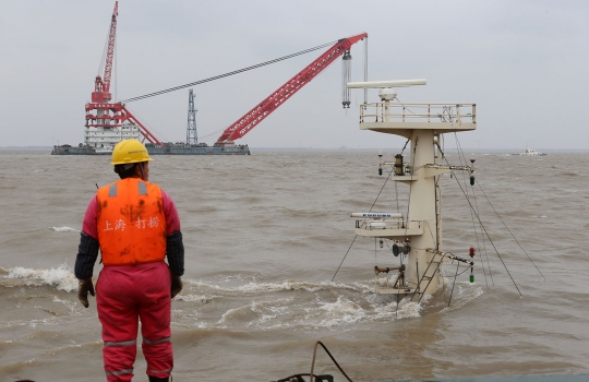 Detik-detik kapal bermuatan 5.000 ton baja tenggelam di laut China