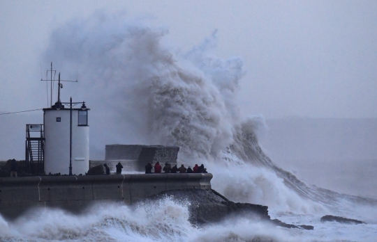 Ganasnya Badai Eleanor hingga ciptakan ombak raksasa di pantai Inggris