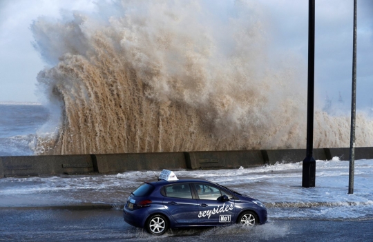Ganasnya Badai Eleanor hingga ciptakan ombak raksasa di pantai Inggris