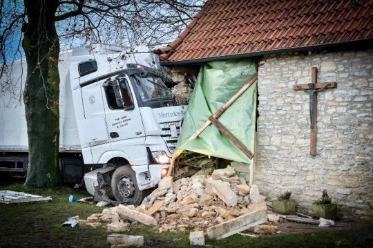 Diduga karena badai, truk kontainer seruduk tempat ibadah di Jerman