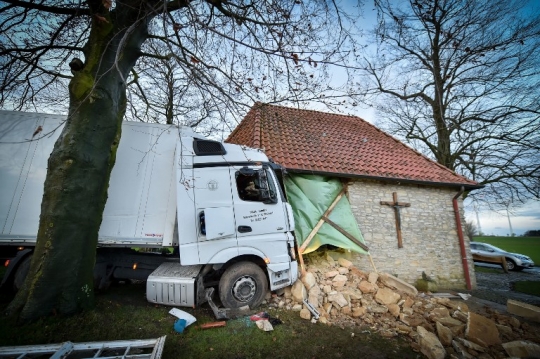 Diduga karena badai, truk kontainer seruduk tempat ibadah di Jerman