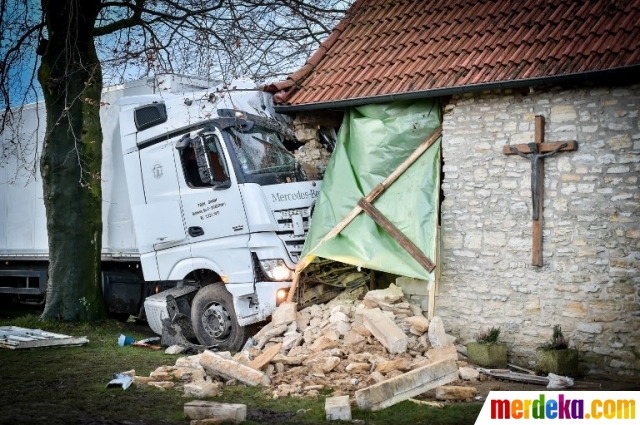 Foto Diduga karena badai truk kontainer seruduk tempat 