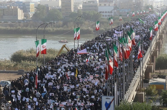 Aksi massa pro-pemerintah menyemut di jalanan Iran