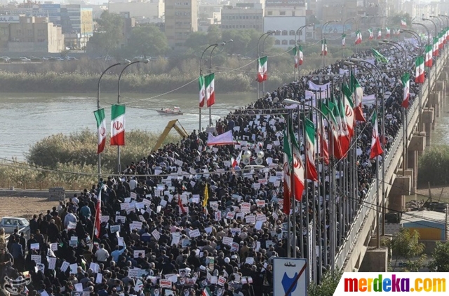 Massa pro-pemerintah memenuhi jalanan saat ikut serta dalam aksi unjuk rasa pendukung pemerintahannya di tengah aksi unjuk rasa anti-pemerintah di Iran (3/1).