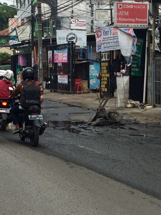 Parahnya jalan rusak di Bekasi yang tak kunjung diperbaiki