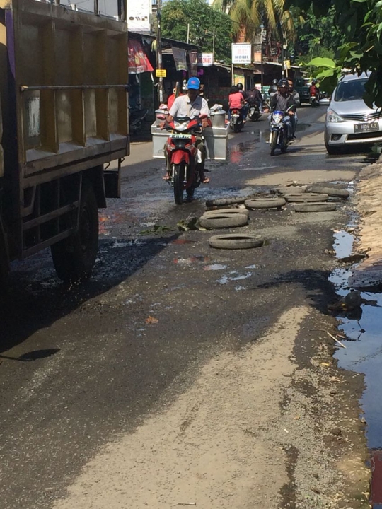 Parahnya jalan rusak di Bekasi yang tak kunjung diperbaiki