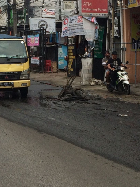 Parahnya jalan rusak di Bekasi yang tak kunjung diperbaiki