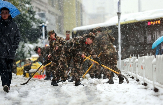 Gotong-royong militer China bersihkan salju yang selimuti jalanan