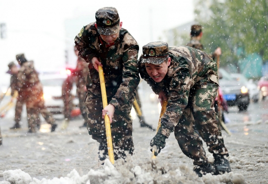Gotong-royong militer China bersihkan salju yang selimuti jalanan