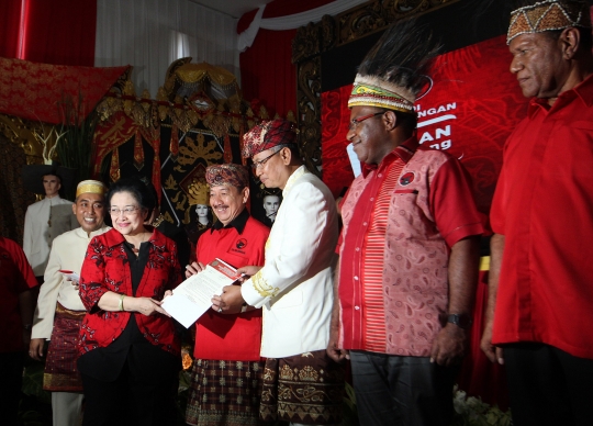 Djarot cium tangan Megawati usai diusung jadi Cagub Sumut
