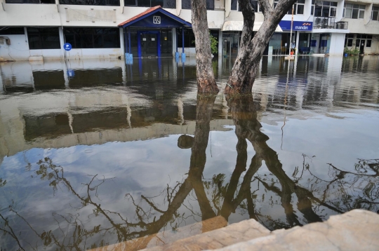 Imbas fenomena Supermoon, banjir rob rendam kawasan Muara Baru