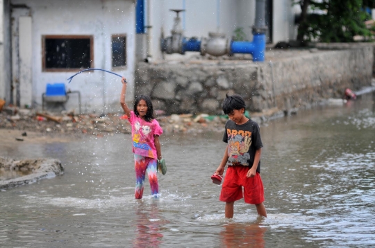 Imbas fenomena Supermoon, banjir rob rendam kawasan Muara Baru