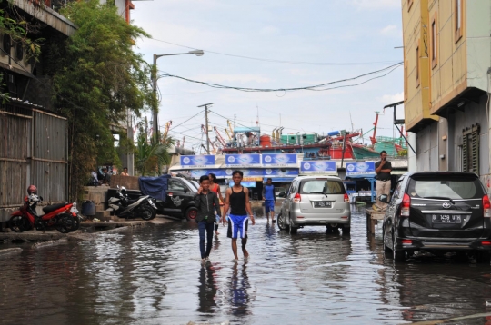 Imbas fenomena Supermoon, banjir rob rendam kawasan Muara Baru