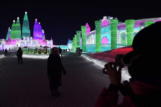 Menjelajahi megahnya istana es di China