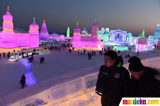 Foto : Menjelajahi megahnya istana es di China merdeka.com