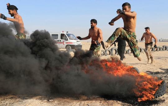 Aksi relawan Sunni latihan tempur bersama milisi Syiah di Irak