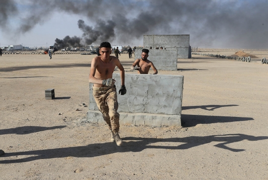 Aksi relawan Sunni latihan tempur bersama milisi Syiah di Irak