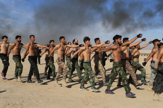 Aksi relawan Sunni latihan tempur bersama milisi Syiah di Irak