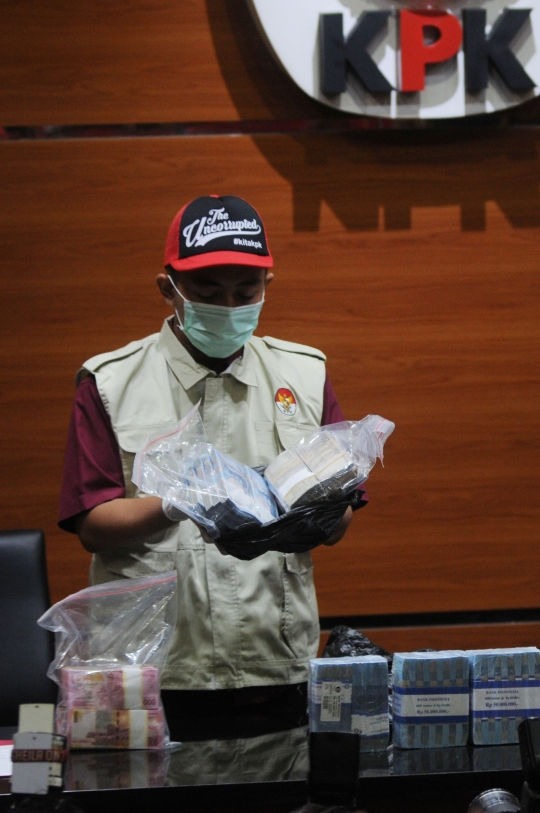 KPK pamerkan gepokan uang suap Bupati Hulu Sungai Tengah