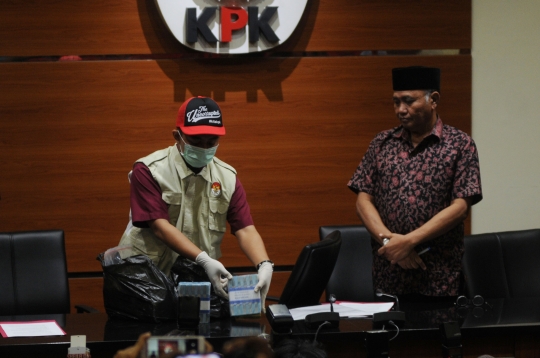 KPK pamerkan gepokan uang suap Bupati Hulu Sungai Tengah