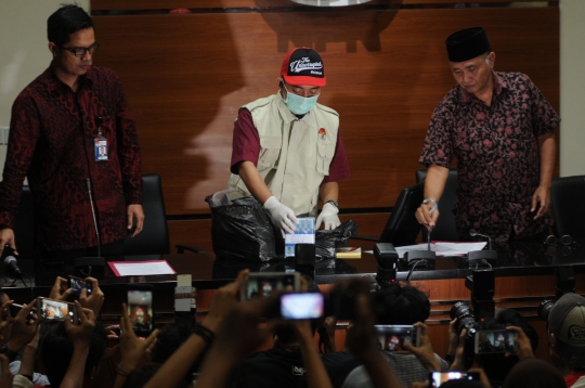 KPK pamerkan gepokan uang suap Bupati Hulu Sungai Tengah