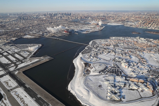 Pandangan udara New York memutih diselimuti salju tebal