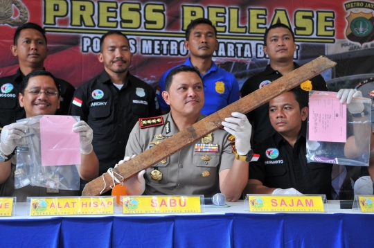 Ini senjata yang dipakai bandar sabu pukul polisi saat gerebek Kampung Janis