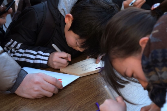 Agar lulus ujian sekolah, siswa di Jepang tulis doa dengan papan harapan