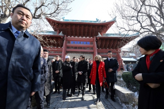 Ekspresi Presiden Prancis saat berkunjung ke kampung muslim di China