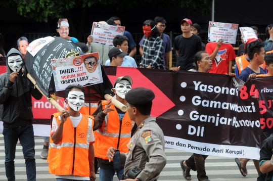 Demo e-KTP, demonstran kirim keranda mayat untuk koruptor di KPK