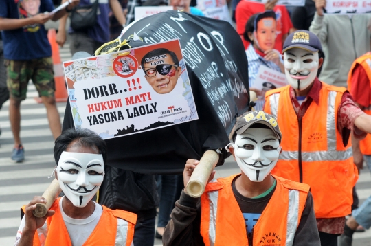 Demo e-KTP, demonstran kirim keranda mayat untuk koruptor di KPK