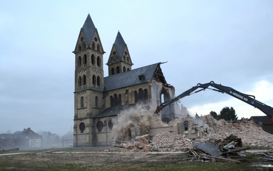 Demi perluasan tambang batubara, gereja di Jerman ini dibongkar