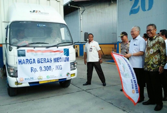 Mendag Enggartiasto Lukita lepas truk Operasi Pasar Perum Bulog