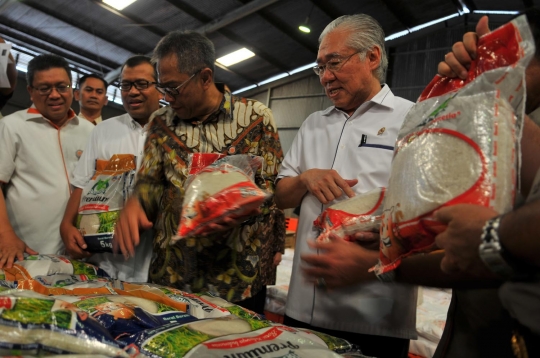 Mendag Enggartiasto Lukita lepas truk Operasi Pasar Perum Bulog