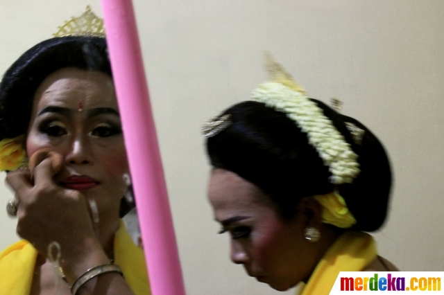 Foto : Satu malam bersama Lengger Lanang merdeka.com