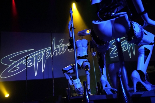 Aksi robot penari telanjang di malam pameran CES 2018