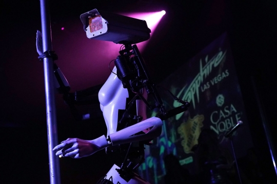 Aksi robot penari telanjang di malam pameran CES 2018