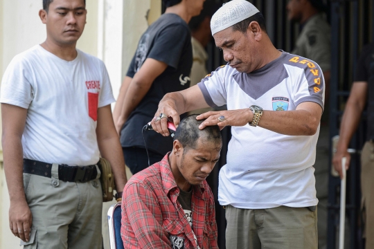 Pasrahnya anak punk Aceh saat digunduli polisi syariah