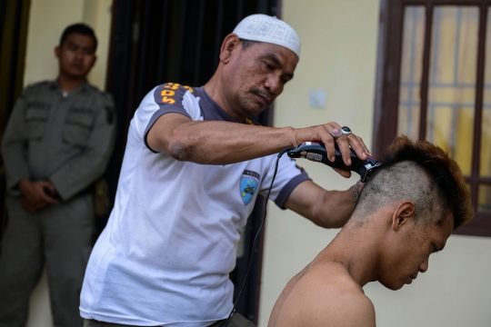 Pasrahnya anak punk Aceh saat digunduli polisi syariah